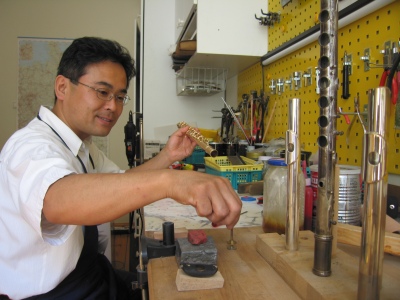 Hiko Iizuka in seiner Werkstatt